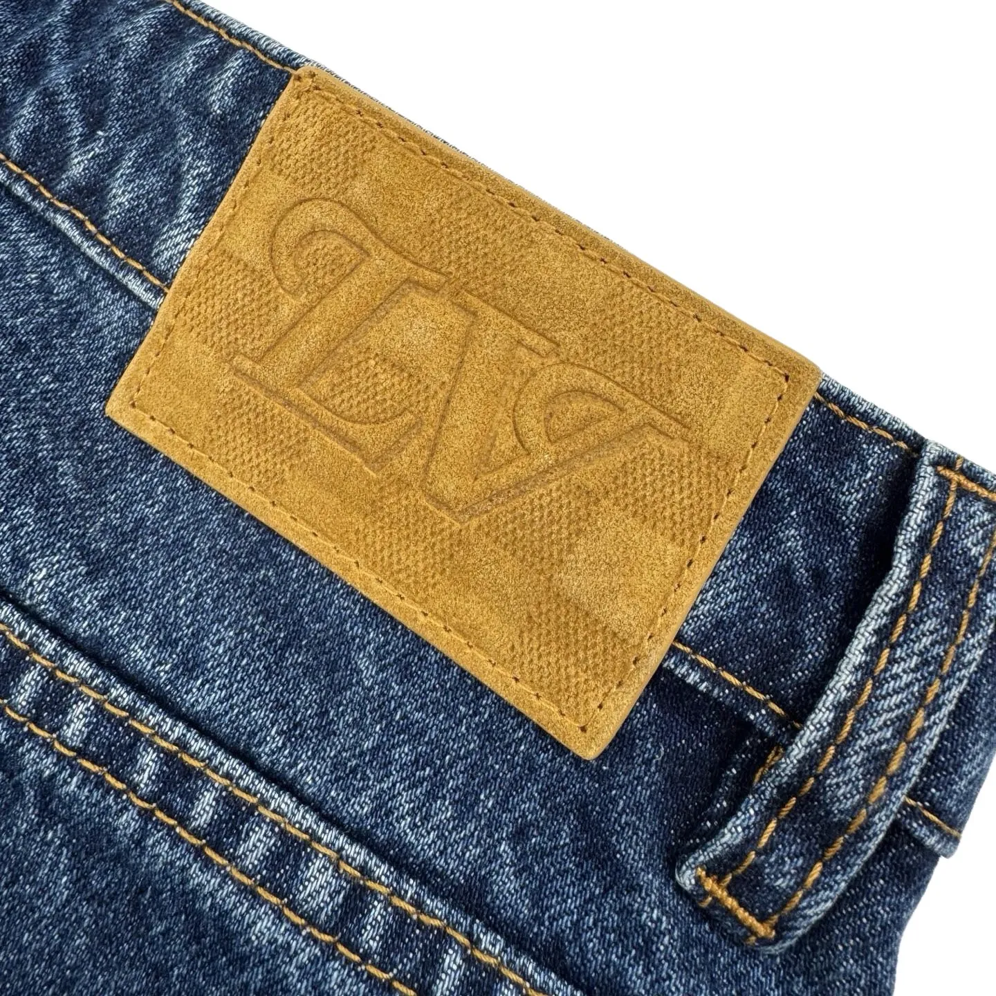 🅿️590 1v 25SS Hubby gradient presbyopic denim trousers. The original purchase is 18,000 and developed. The fabric is made of customized indigo thick double-woven cotton. It has high quality and is comfortable and close to the skin. It is based on a subtle gradient from dark blue to light blue. Unique blues artwork. Imperfect perfection. The Monogram Seeds pattern is laid out with a gradient effect. The looming posture quietly emerges and is fully recognizable. The Damier leather label on the back waist is lightly embossed with the LV letters, revealing the noble identity. It adds a delicate buffer between the romance of the gradient blue and the toughness of the workwear. The suit is worn for worry-free wear. It allows the wearer to become a walking color narrative. Digital printing technology adopts digital pattern design. The pattern is directly printed on the fabric through an inkjet printer to realize the Monogram Seeds operation. The transition is natural. The pattern is clear, and the rub-and-wrinkle cat whisker technology and the gun-painted cat whisker technology are combined. Priority is given to hand-rubbing in specific areas to achieve a natural wrinkle effect, and then specific tools are used to draw a cat's whisker-shaped texture. The visual effect is full, and multiple sand scrubbers are used to rub the specific parts with a high-pressure spray gun to achieve a local gradient effect. Then, a unique texture pattern is created through frosting technology. The workmanship is extremely complex, time-consuming and labor-intensive, and the double process of washing and light frying is used. The denim material is desizing and cleaned first, and then sand washed to produce a fading effect. Therefore, special chemical treatment is used to stir-fry the color to give the denim jacket a special contrasting color effect. Size:30-31-32-33